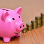 Lokata progresywna – co warto o niej wiedzieć? świnka skarbonka a obok monety