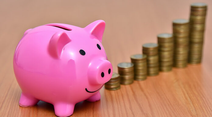 Lokata progresywna – co warto o niej wiedzieć? świnka skarbonka a obok monety