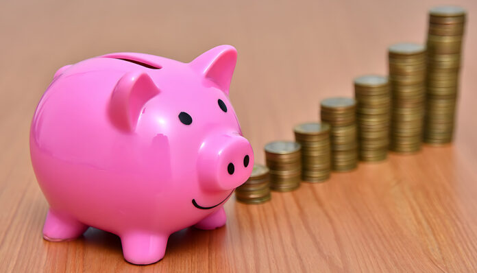 lokata progresywna świnka skarbonka a obok monety